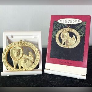 Hallmark Time of Peace 1994 Keepsake Ornament Lion Lamb 3-D Oval w/Box Collector